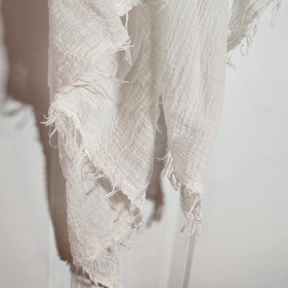 Elegant White Lightweight Fringed Scarf - Picture 3 of 3
